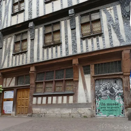 Apartment Jardin De L'hotel De *